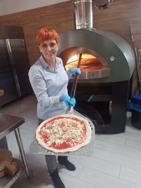 Uczestnik z wykonaną przez siebie pizzą