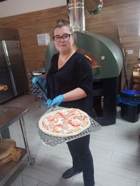 Uczestnik z wykonaną przez siebie pizzą